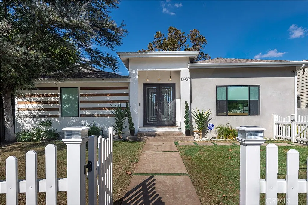 3 bed, 2.5 bath, 1963 sqft, $7,500 — Photo 2