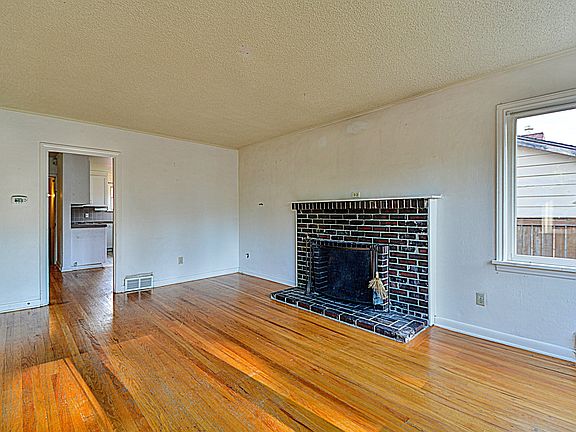 4th image of 20332 Greenwood Ave N