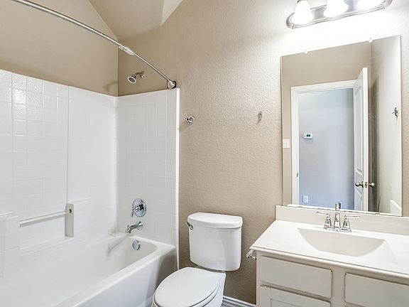 4th image of 905 Silvermoon Dr