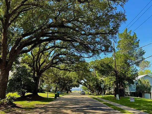 321 Jackson Ave, Ocean Springs, MS 39564