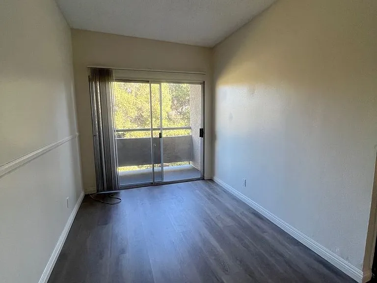 8541 Foothill Blvd., Sunland — Photo 32