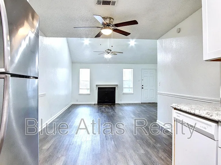 916 Hilltop Dr #C — Photo 5