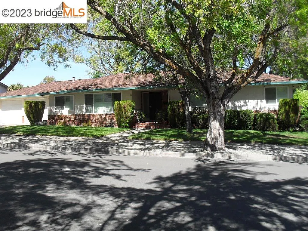 43 Barrie Dr photo 1