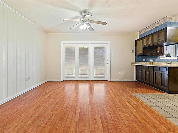 3rd image of 1945 Green Oaks Dr