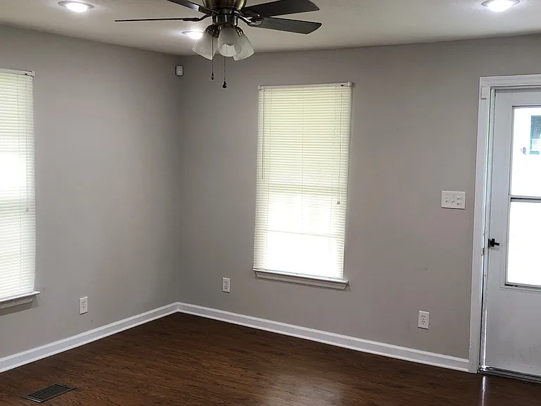 112 Hendricks Blvd — Photo 2