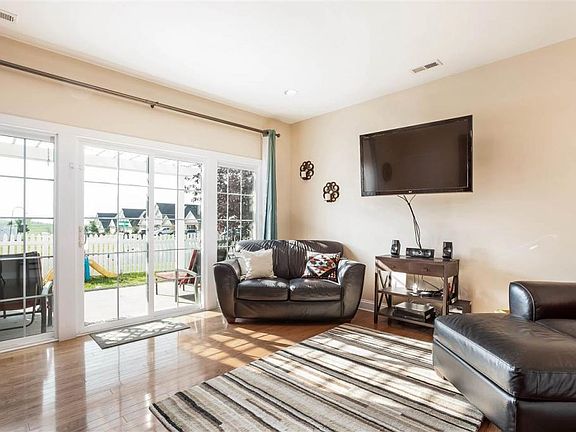 3rd image of 365 Callaway Cir