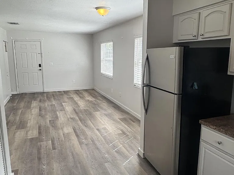 1711 W Carmen St #B — Photo 6