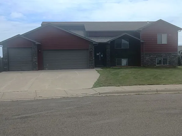 1952 Canyon Dr, Dickinson, ND 58601
