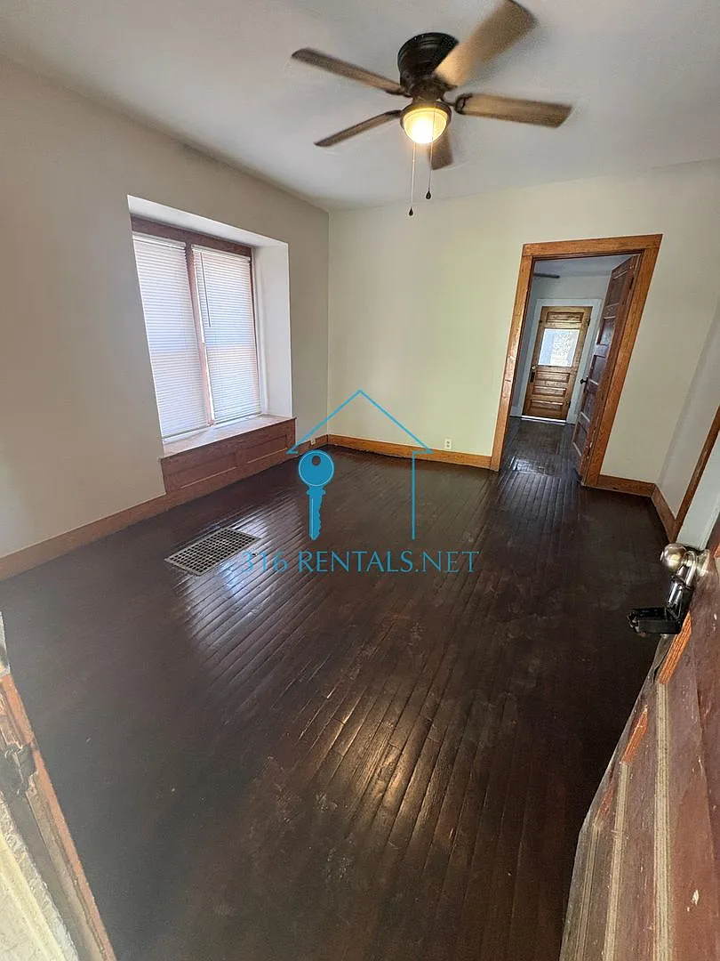 $1,249 - 4 bedroom / 1 bathrooms - Large Home! — Photo 2