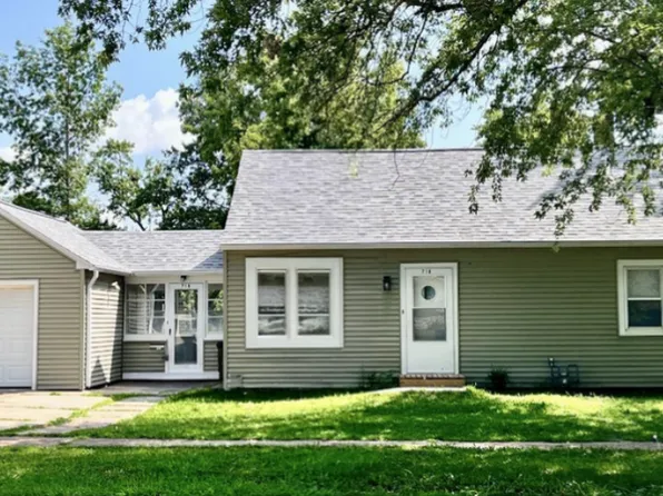 716 W 18th St, Cedar Falls, IA 50613