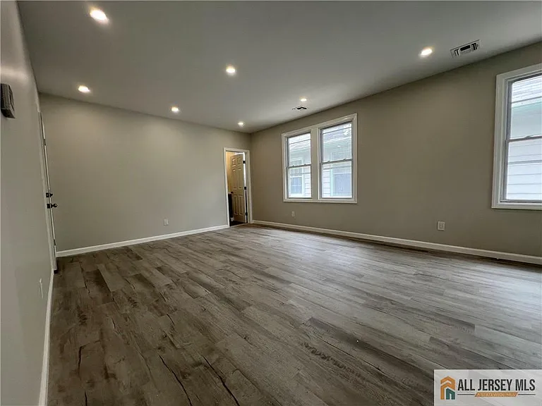 588 Livingston Ave #2-B — Photo 16
