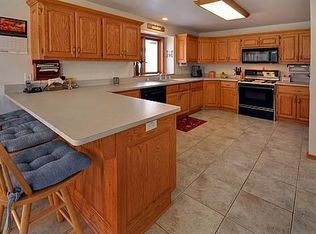 W256S5057 Oakdale Dr, Waukesha, WI 53189