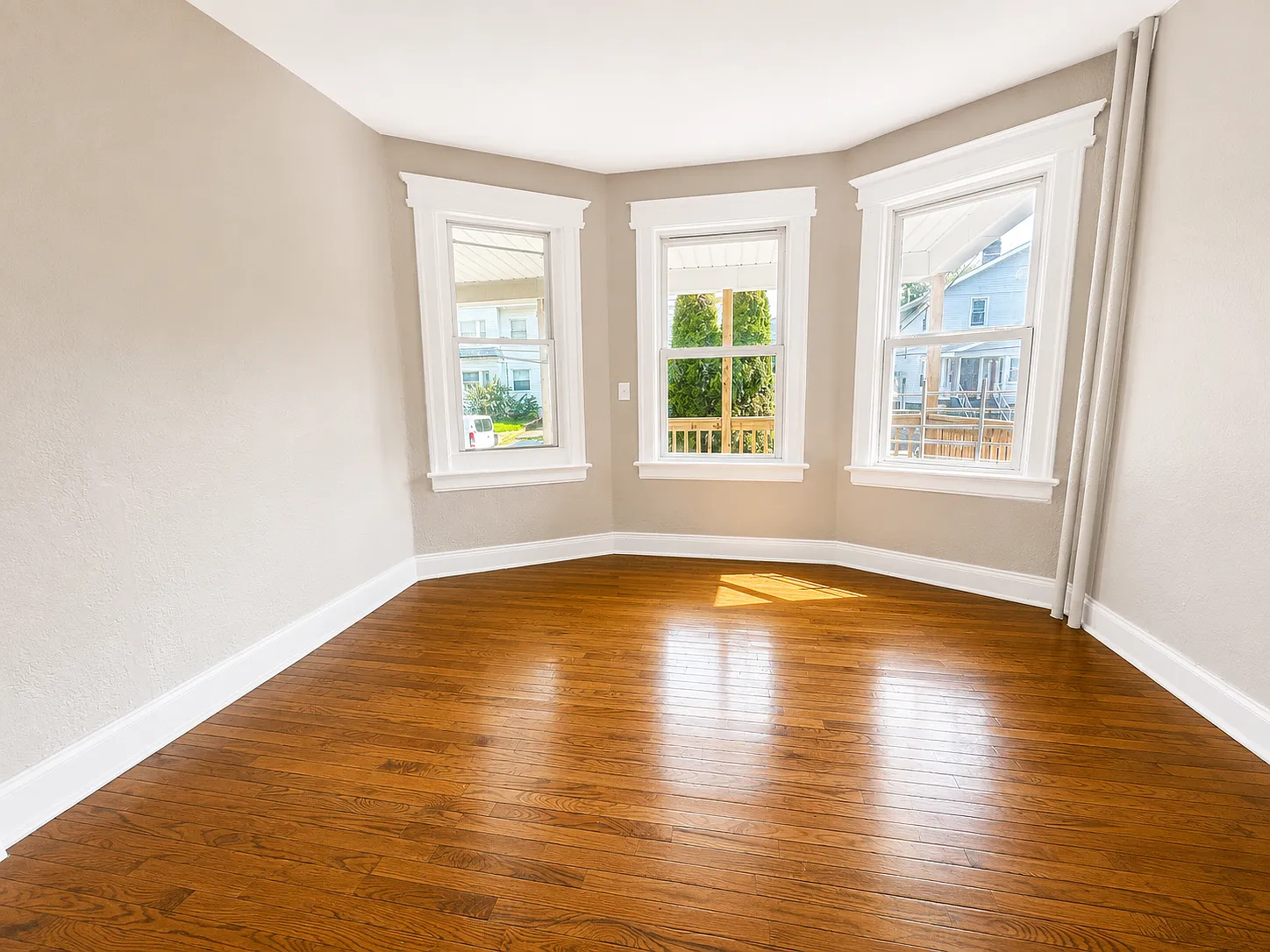 3 bed, 1200 sqft, $2,095 — Photo 4