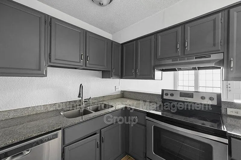 2 bed, 1.5 bath, 780 sqft, $1,120 — Photo 3