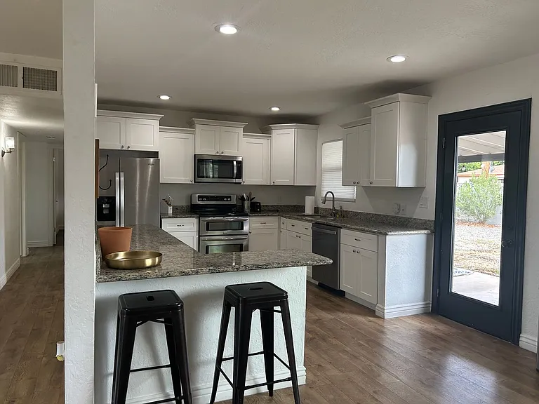 1415 W 7th St — Photo 6