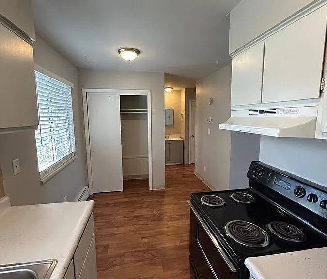Keri Lyn Apartments — Photo 17