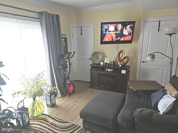 5th image of 3027 Grove
