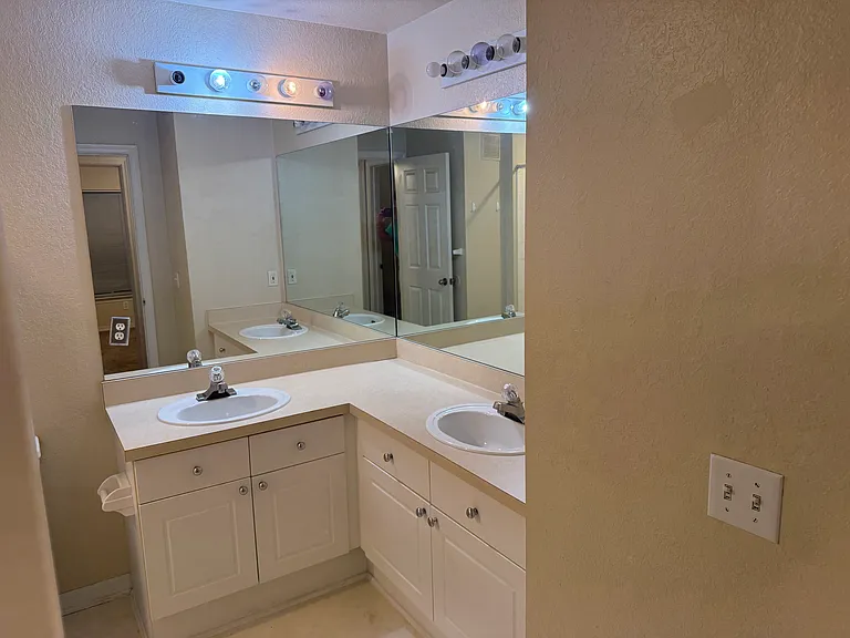 18001 Richmond Place Dr #231 — Photo 3