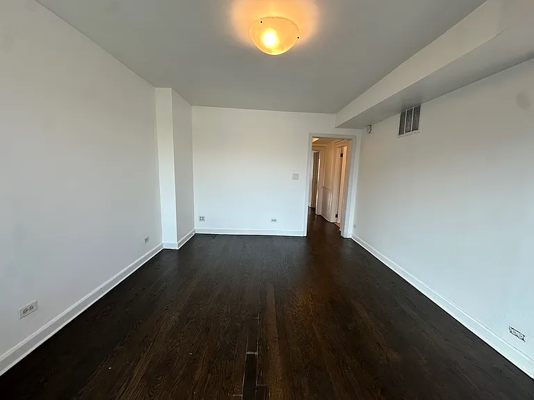 607 N Noble St #4 — Photo 3