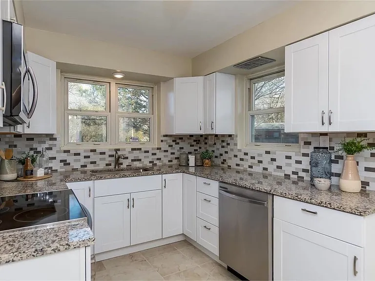 934 Briarwood Ln — Photo 10