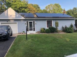 17 Fairview Pl, Hauppauge, NY 11788