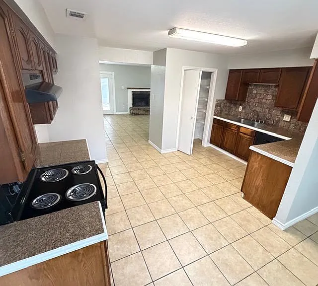 708 Champion Ct — Photo 9