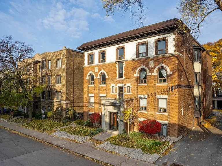 320 Lonsdale Rd — Photo 8