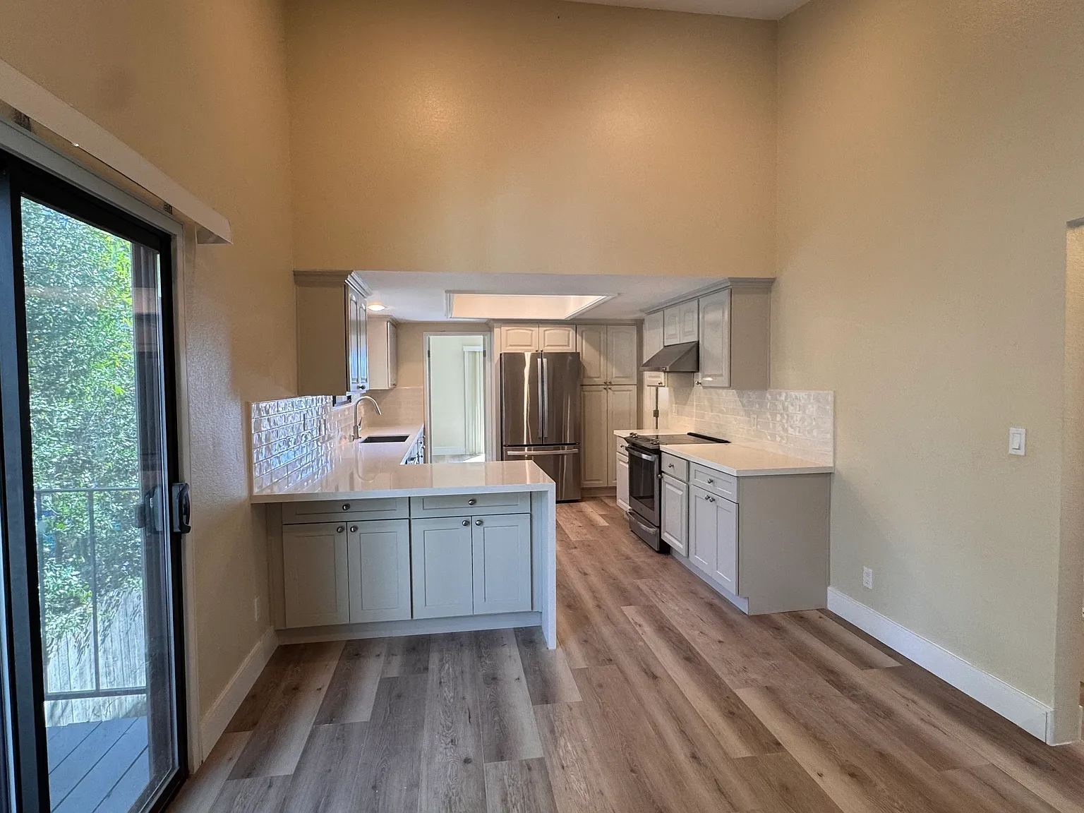 4 bed, 2676 sqft, $7,200 — Photo 3