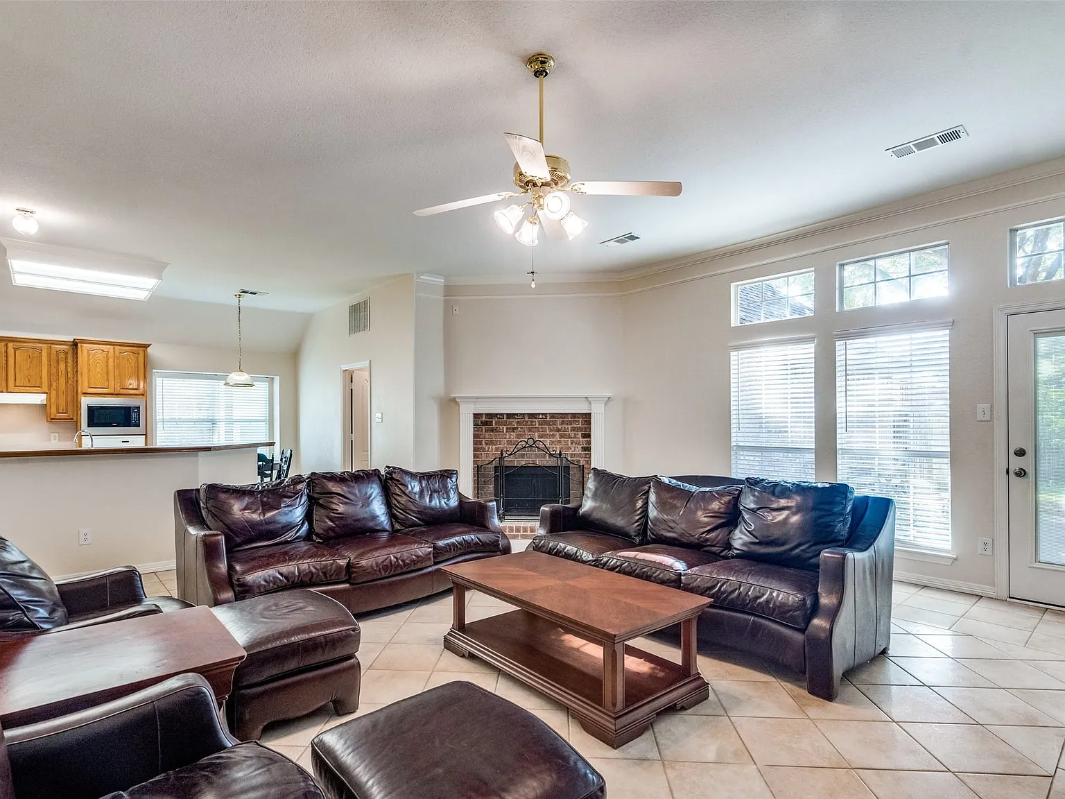 4 bed, 2.0 bath, 2183 sqft, $3,000 — Photo 2