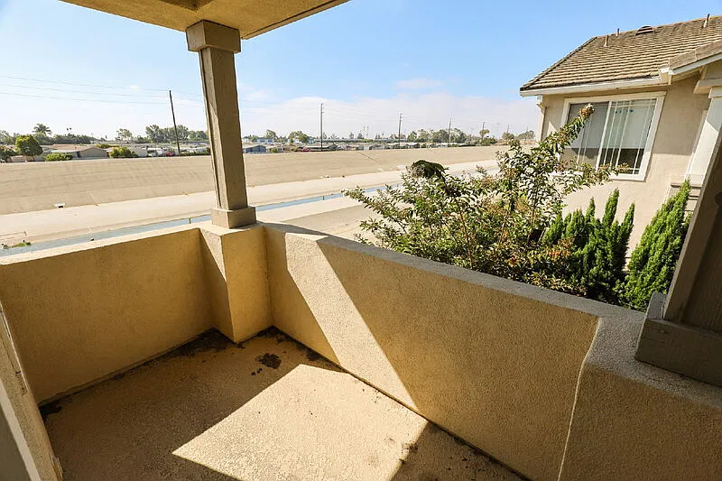 3 bed, 2.5 bath, 1400 sqft, $4,200 — Photo 2