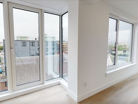 4th image of 1914 N Washington St #603