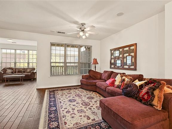 3rd image of 2662 Chambers Dr