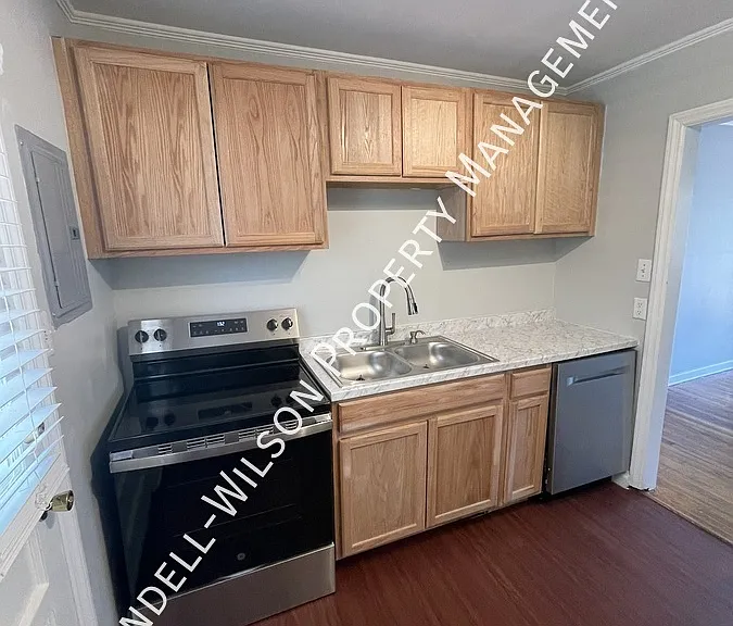 2221 Bernard St — Photo 5