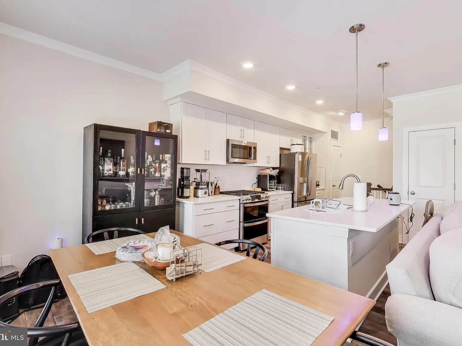 3 bed, 2.5 bath, 1645 sqft, $3,600 — Photo 3