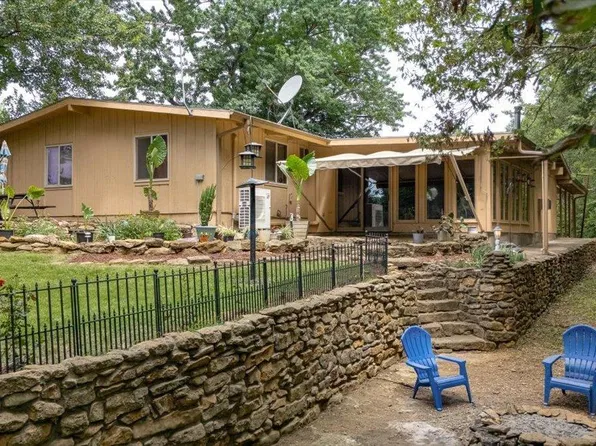 10808 Perry View Dr, Ozawkie, KS 66070