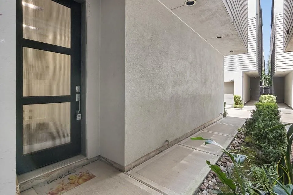 3 bed, 3.5 bath, 2050 sqft, $2,925 — Photo 2