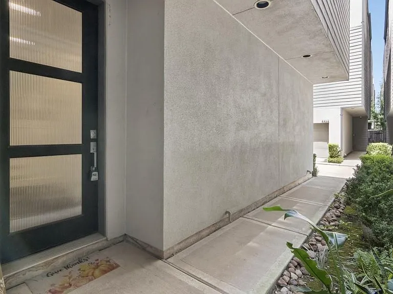 2376 Commerce St — Photo 2