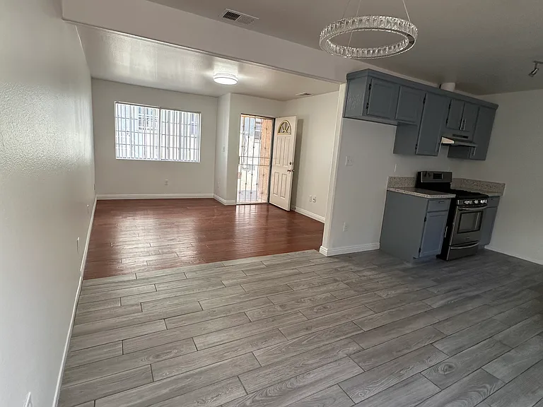 1827 N Mariposa Ave — Photo 4