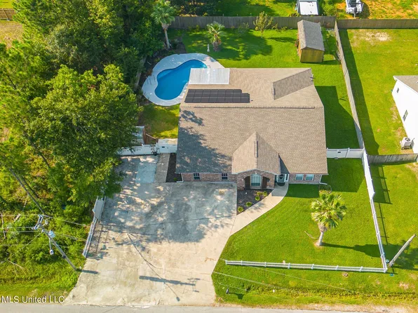 715 Hogan St, Waveland, MS 39576