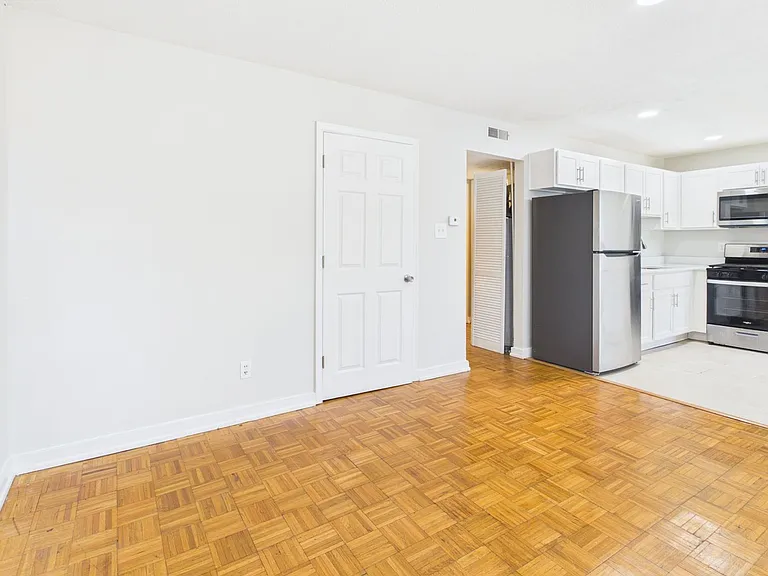 Forest Square Apartments — Photo 13