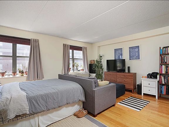 3rd image of 516 W 47th St APT N5d