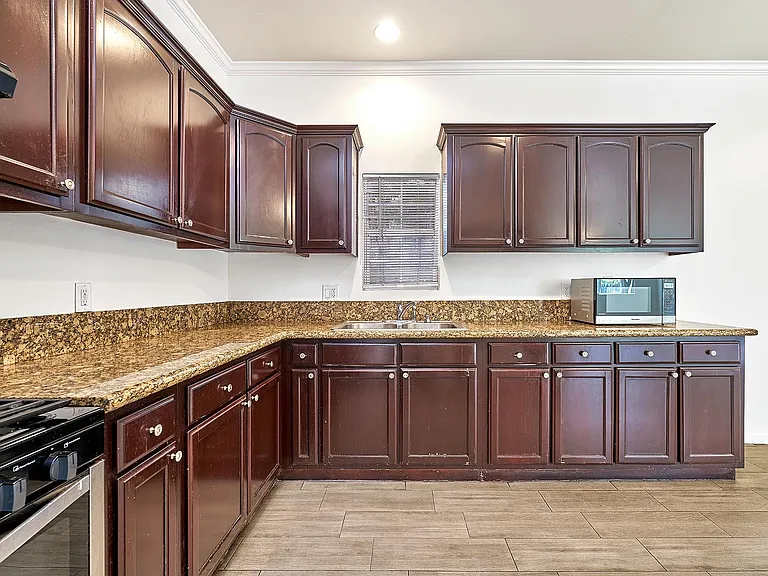 705 S Gramercy Pl — Photo 4