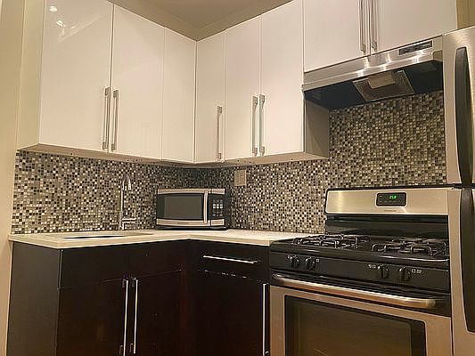 2nd image of 840 Jefferson Ave APT 3L