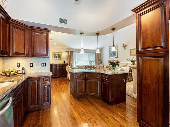 4th image of 3876 Hollis Ln