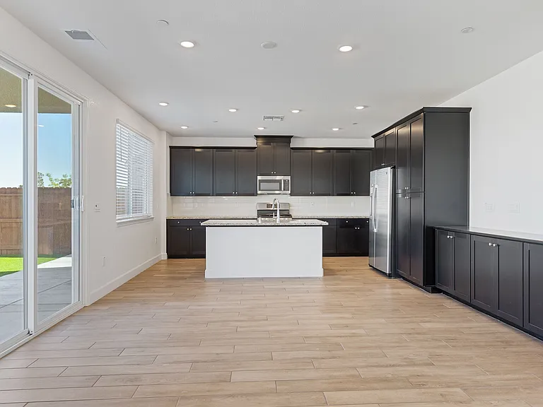 1072 Caraballo Dr — Photo 7