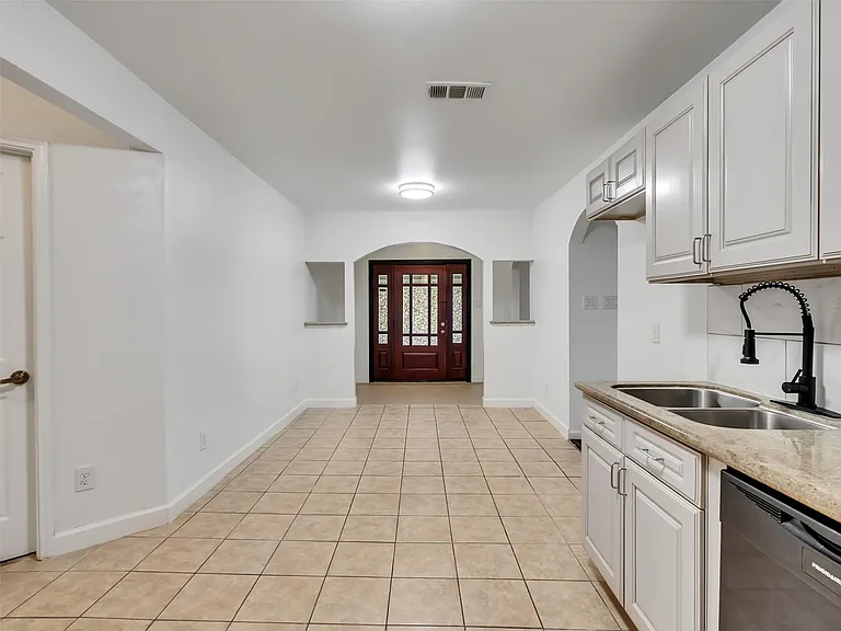 4930 Holloway Dr — Photo 24