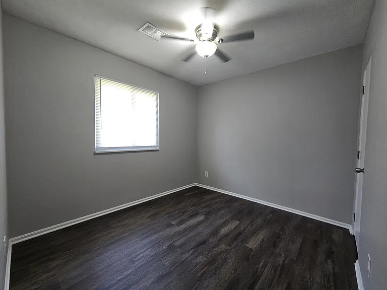 906 Silverwood Dr — Photo 4