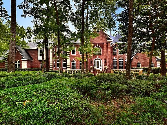 Welcome to 31 Tranquil Path! Situated on almost one acre, it is home to tall mature trees, privacy and serenity.