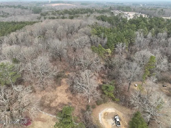 McMillan Dr, Holly Springs, MS 38635