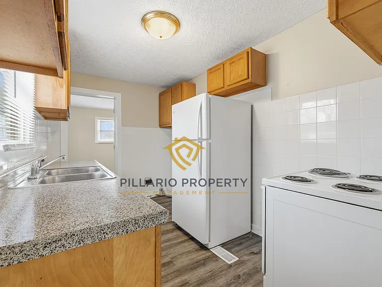 3383 Station St — Photo 2
